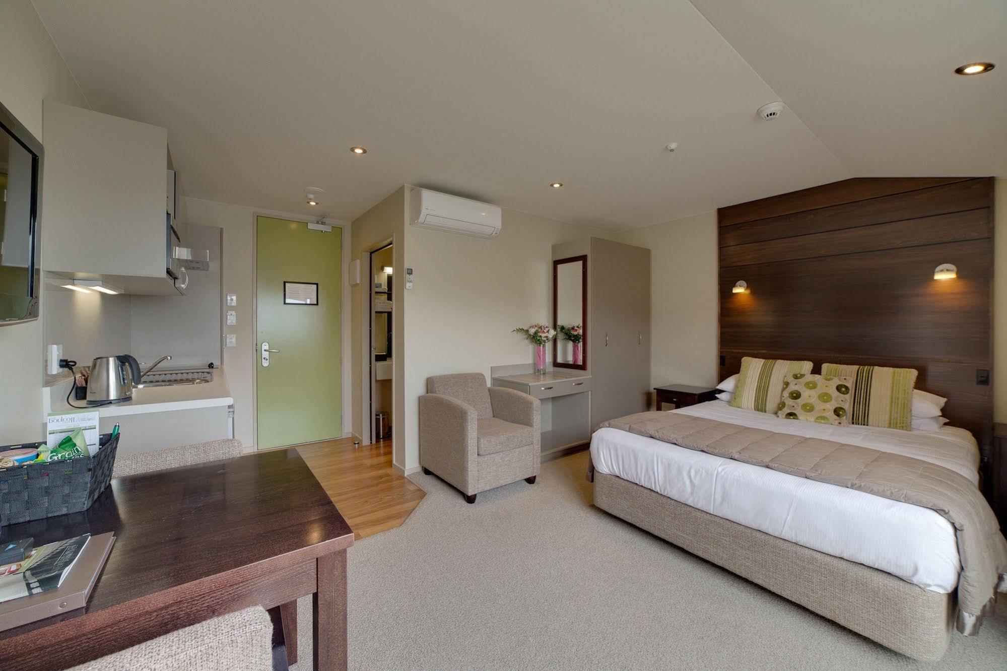 Lodge Boulcott *